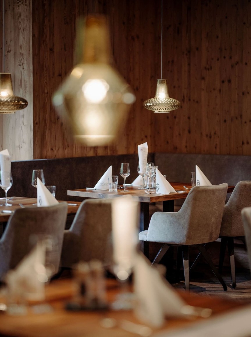 Ein stilvoll gedeckter Tisch in einem gemütlichen Restaurant 1774 in Flachau