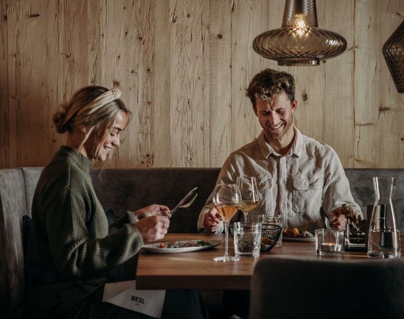 Paar sitzt am Tisch und genießt das Abendessen